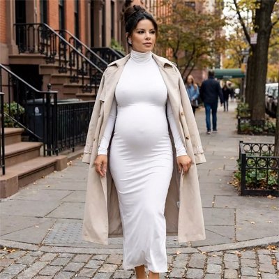 Robe grossesse blanche portée par future maman lors de sa marche