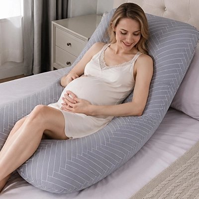 Coussin de grossesse gris rayé entoure future maman qui est assise