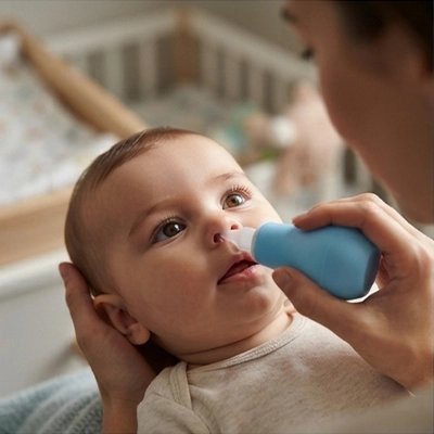 Mouche bebe bleu utilisé par maman sur son bébé