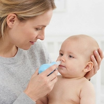 Mouche bebe bleu utilisé par maman sur son bébé