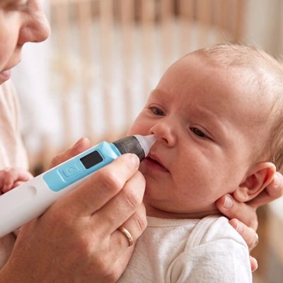 Mouche bebe electronique bleu utilisé par maman sur son bébé