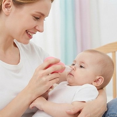 Mouche bebe rose utilisé par maman sur son bébé