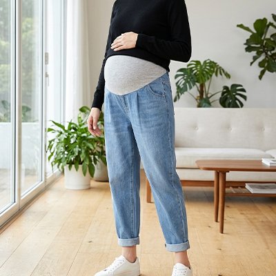 Pantalon grossesse bleu ciel sur future maman dans le salon