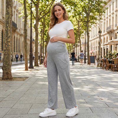 Pantalon grossesse gris clair porté par future maman dans la rue