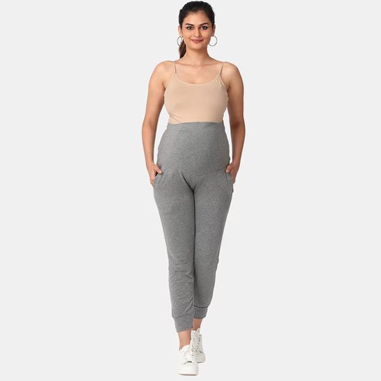 Pantalon grossesse gris porté par future maman