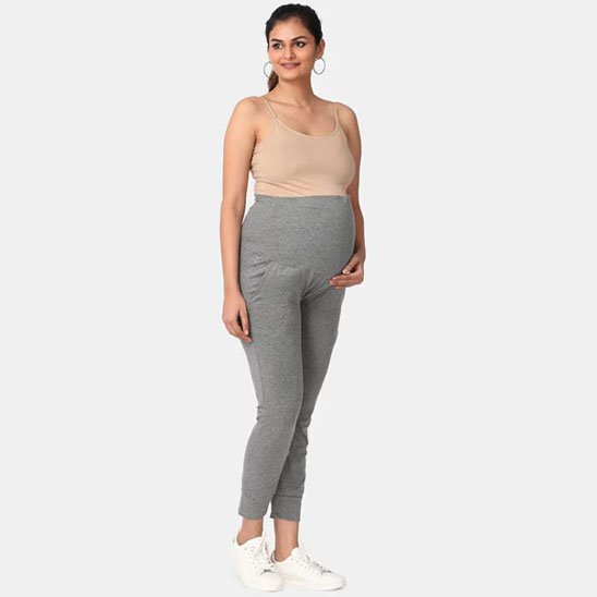 Pantalon grossesse gris sur future maman