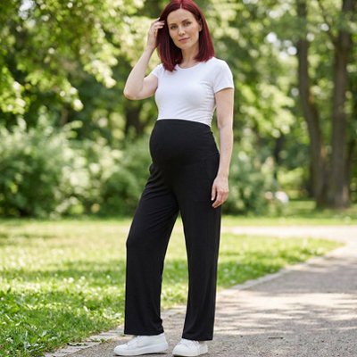 Pantalon grossesse noir  porté par future maman au parc