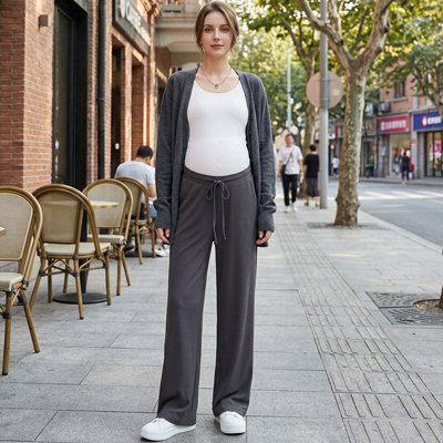 Pantalon grossesse noir porté par future maman dans la rue