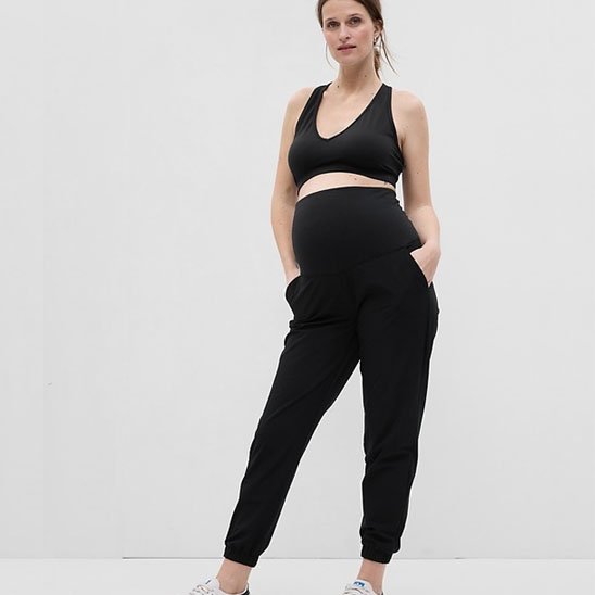 Pantalon grossesse noir qui habille future maman