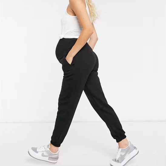 Pantalon grossesse noir sur future maman qui marche