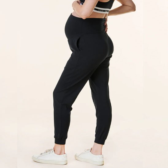 Pantalon grossesse noir sur future maman