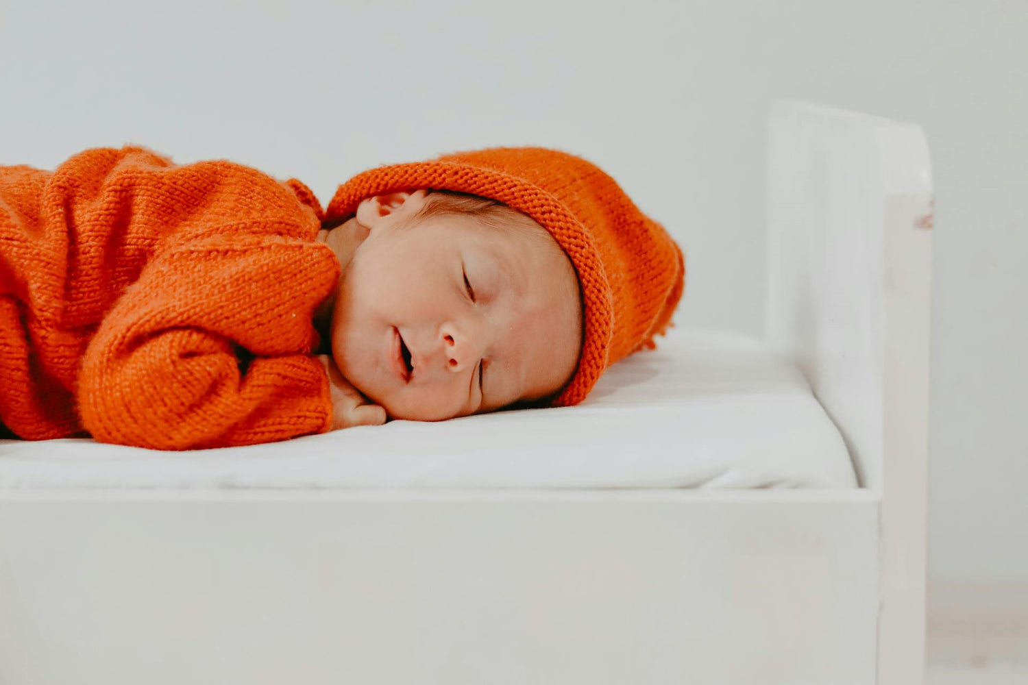 Bébé dors sur le ventre dans son lit