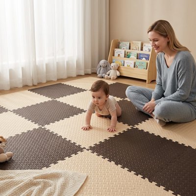 Tapis en mousse puzzle beige et brun parcouru par bébé devant maman ravie