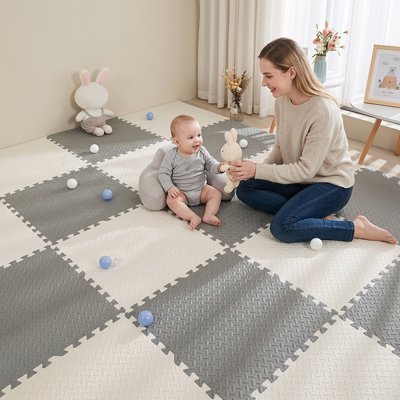 Tapis en mousse puzzle gris et blanc installé par maman