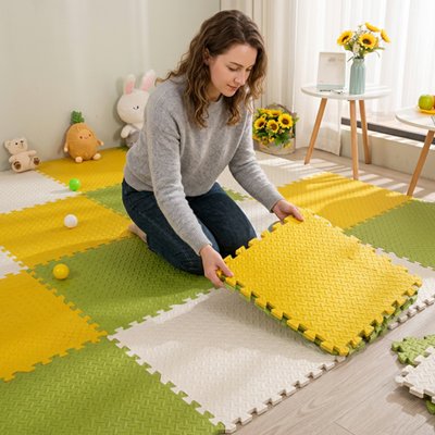 Tapis en mousse puzzle jaune et vert installé par maman
