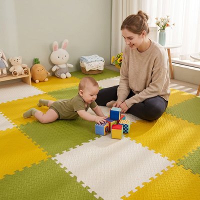 Tapis en mousse puzzlejaune et vert supportant bébé qui joue avec ses blocs devant maman